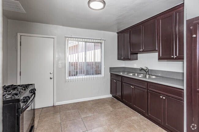 2 habitaciones, 1 baño - 720 pies cuadrados - Cocina/comedor - 819 W 137th St