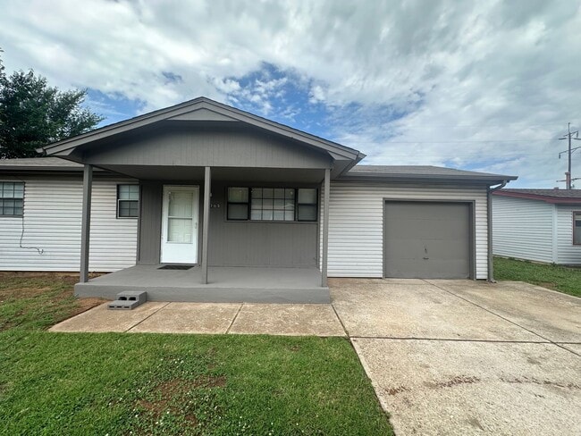 Building Photo - 3 bed, 1 bath, 1 car garage