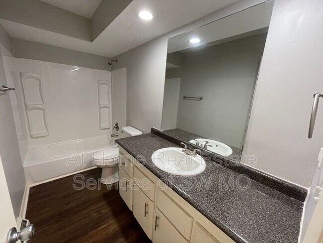 Foto del edificio - 1341 E Elm St