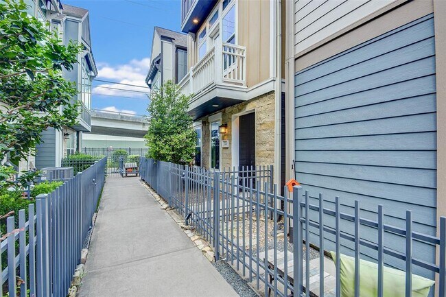 Foto del edificio - 720 N Shepherd Dr
