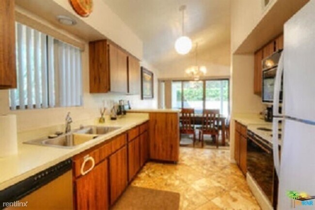 Building Photo - 2110 E Palm Canyon Dr