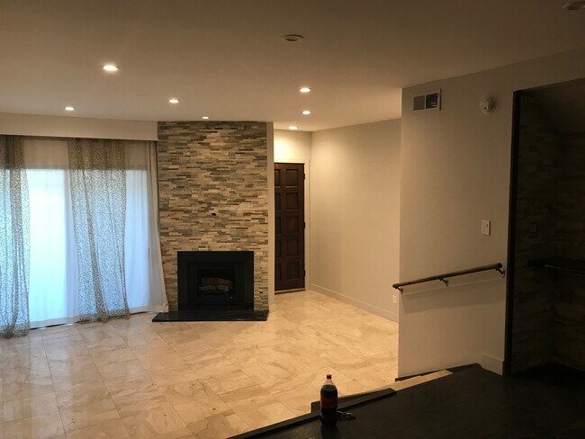 High ceiling living room - 2216 S Bentley Ave