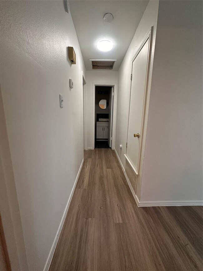 Foto del edificio - 6910 Circle S Rd