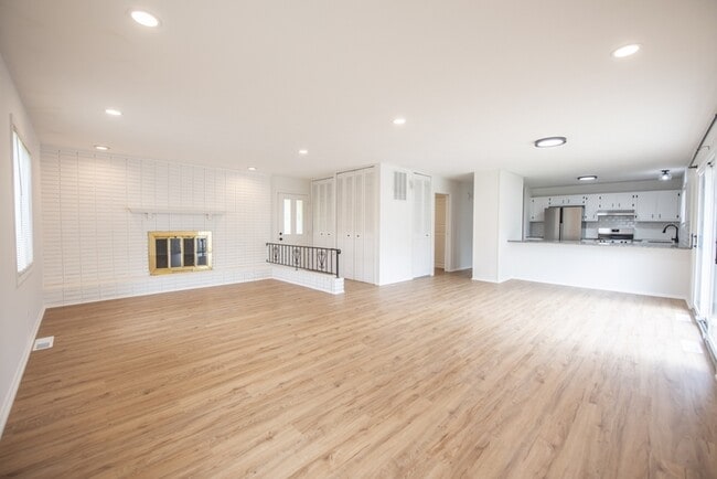 Building Photo - 512 Sprague Rd