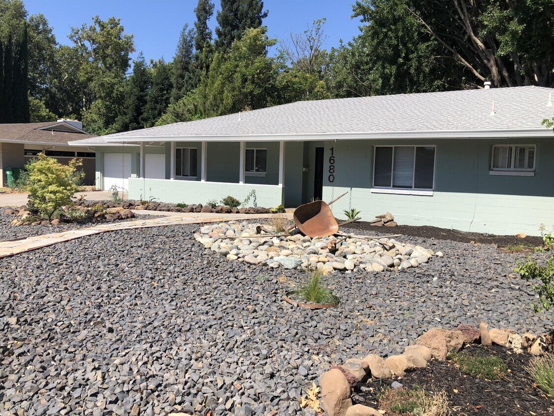 Foto principal - 1680 Park Vista Dr