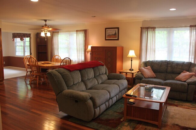 Building Photo - 1 Woodcrest Dr