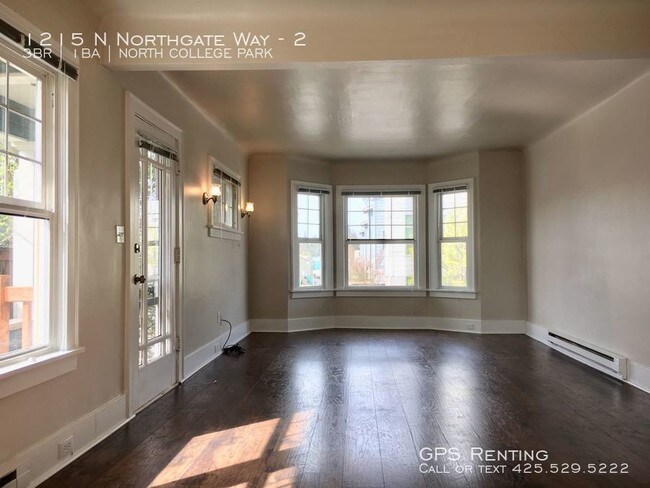 Building Photo - Commute Friendly, Remodeled, Top Floor Unit