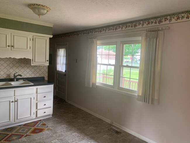 Building Photo - 2829 Hillside Dr