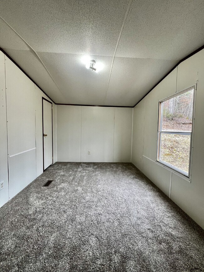 Building Photo - "Charming 3 Bed, 2 Bath Mobile Home in Pal...