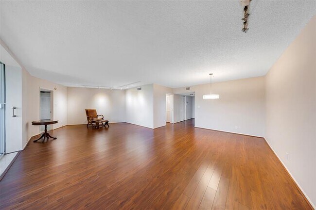 Foto del edificio - 805 Cypress Blvd