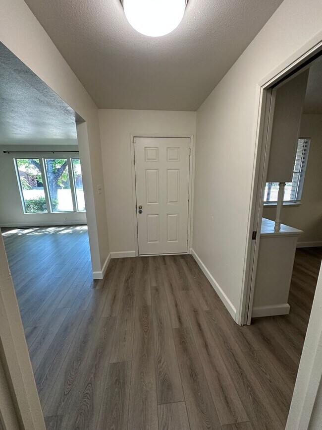 Building Photo - 1321 Palomar Way