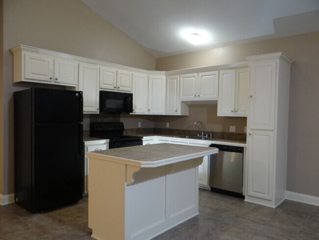 Foto del edificio - Beautiful Home for Lease in Maple Leaf Sub...