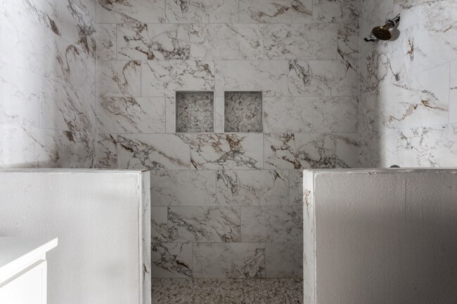 Building Photo - 1612 Woodview Dr