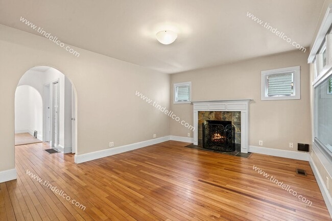 Building Photo - 4 Bedroom, 3 Bathroom Home 3000 + Square f...