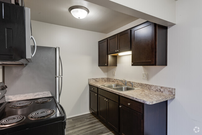 1BR, 1BA - 594 - 616 SF - REO Town Apartments