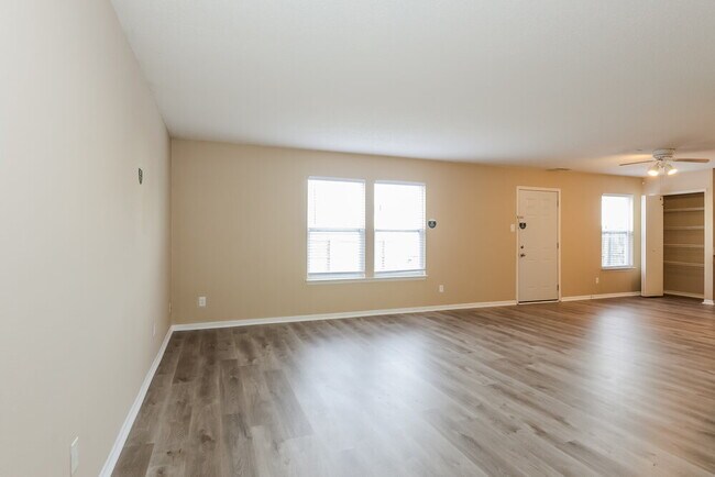 Foto del edificio - 2371 Summerwood Ln