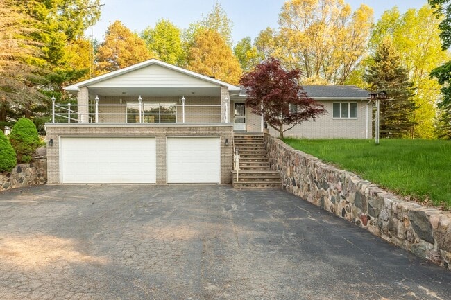 Building Photo - Welcome to this charming 3 bedroom, 2 bath...