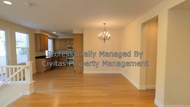 Foto del edificio - Newer 2/2 Townhome - Bonus Room Pool and More