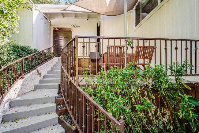 Foto del edificio - 8606 Wonderland Ave
