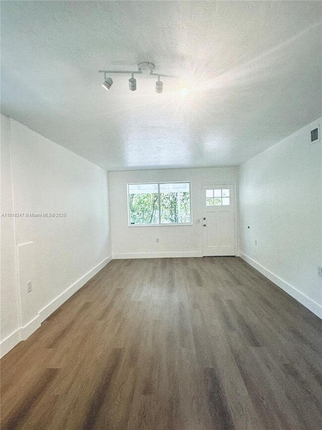 Foto del edificio - 10824 NE 3rd Ct