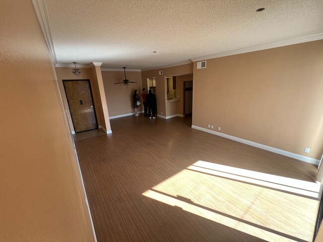 Building Photo - 533 S St Andrews Pl