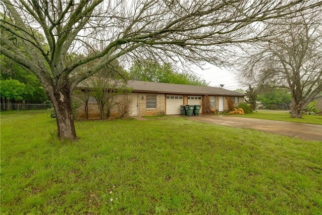 Building Photo - 806 Judy Dr