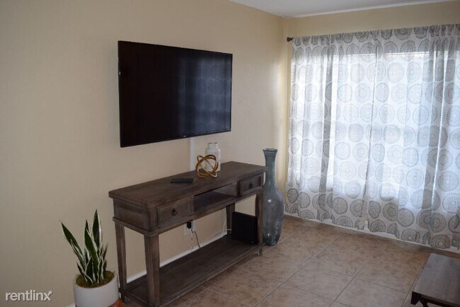 Building Photo - 2 br, 1 bath Apartment - 5 SW Hideaway Pl