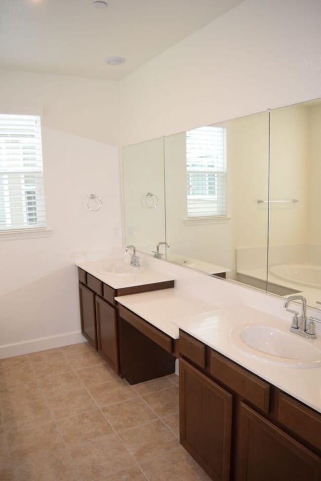 Foto del edificio - 921 Puma St