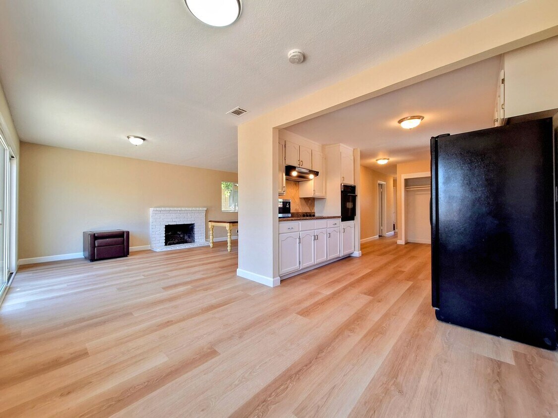 Primary Photo - Spacious & Refurbished 3bd House With Larg...