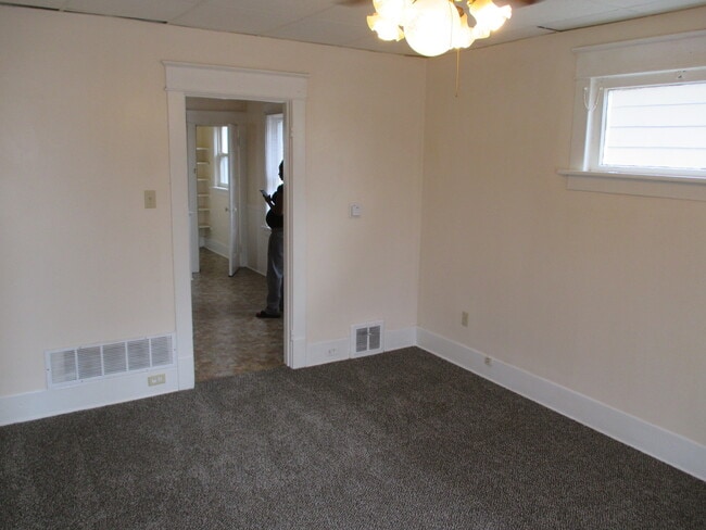 Building Photo - 1318 E 9th St