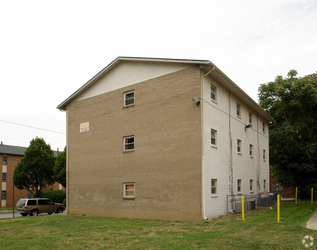 Building Photo - 1620-1636 Indianola Ave