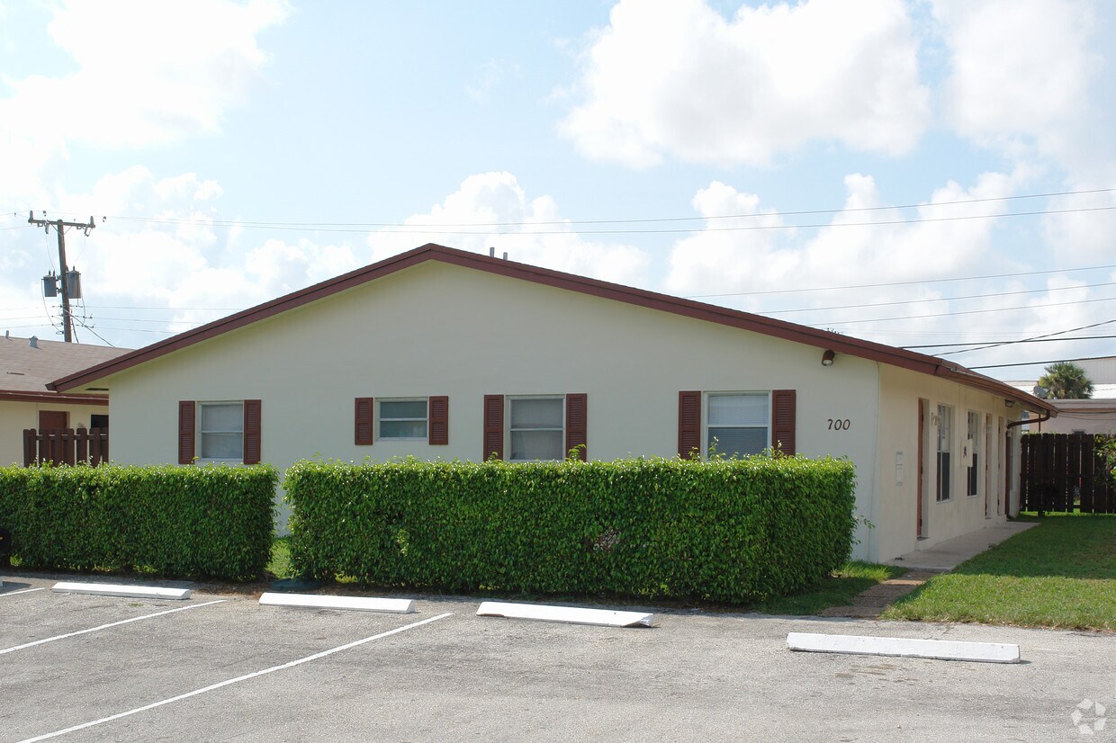 Building Photo - 760 NE 46th Ct