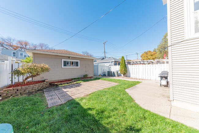 Building Photo - 4330 N Ridgeway Ave