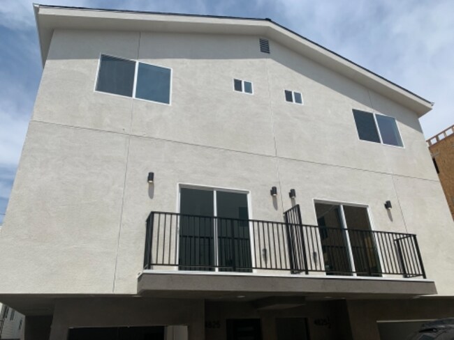 Foto del edificio - 4823 Riverton Ave