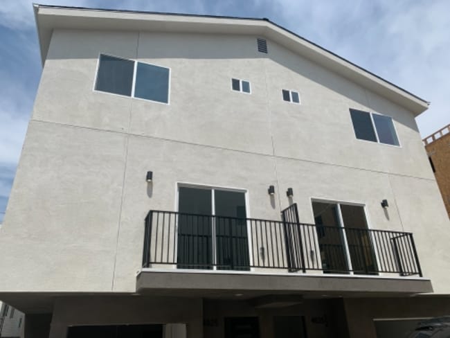 Foto del edificio - 4825-4825 Riverton Ave