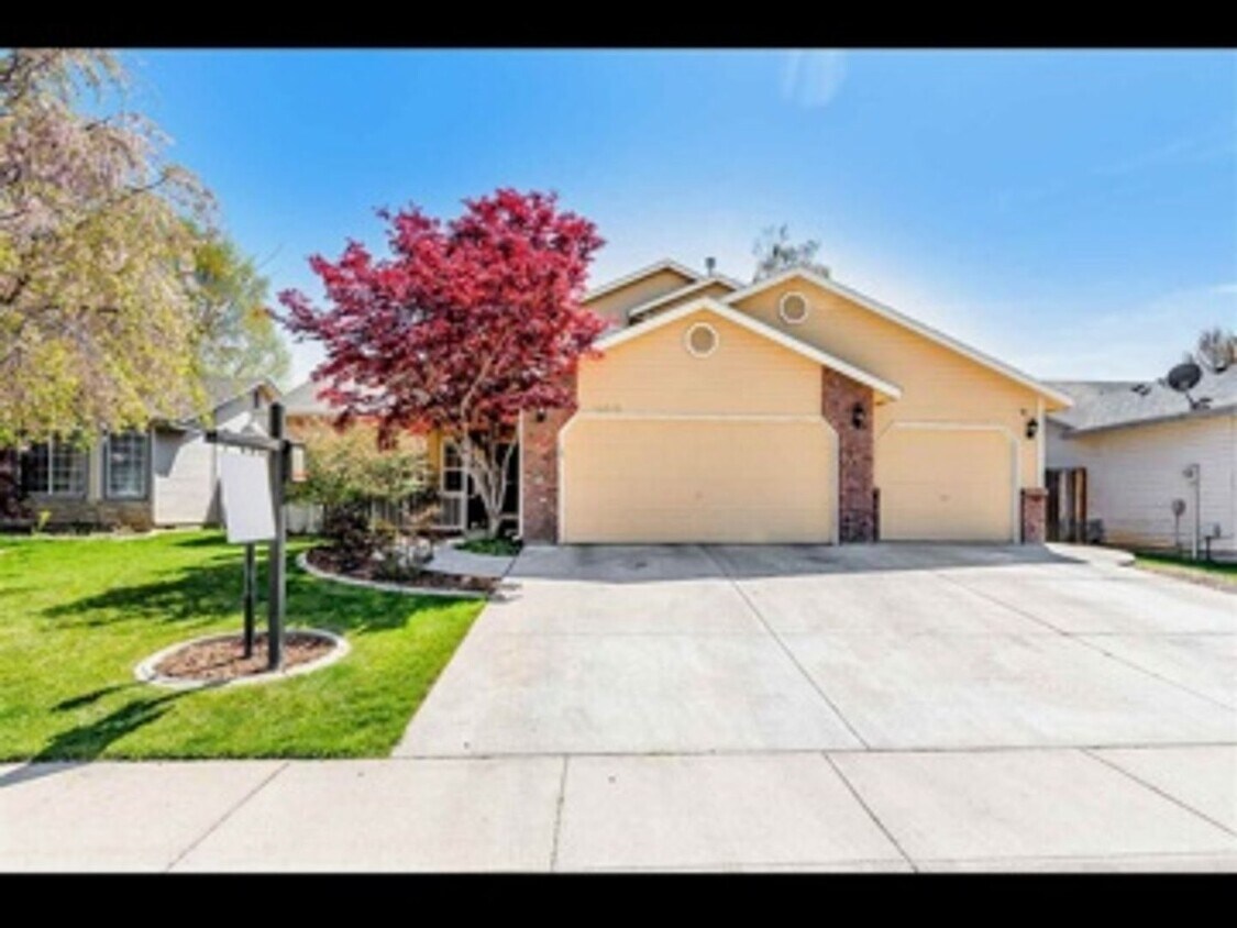 Foto principal - 4 bed, 3 bath well appointed home with top...