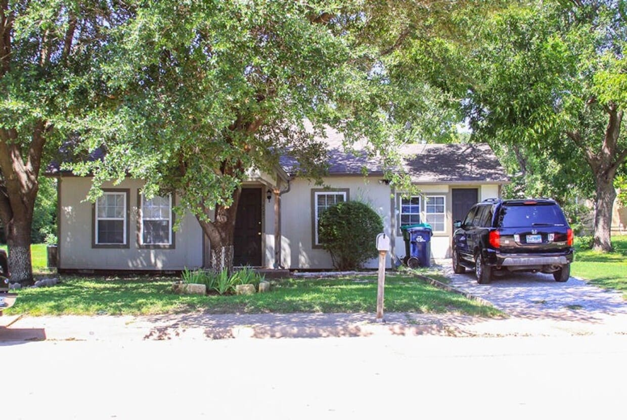 3 Bedroom/2 Bath Home -Walking Distance to UNT Campus - 3 Bedroom/2 Bath Home -Walking Distance to...