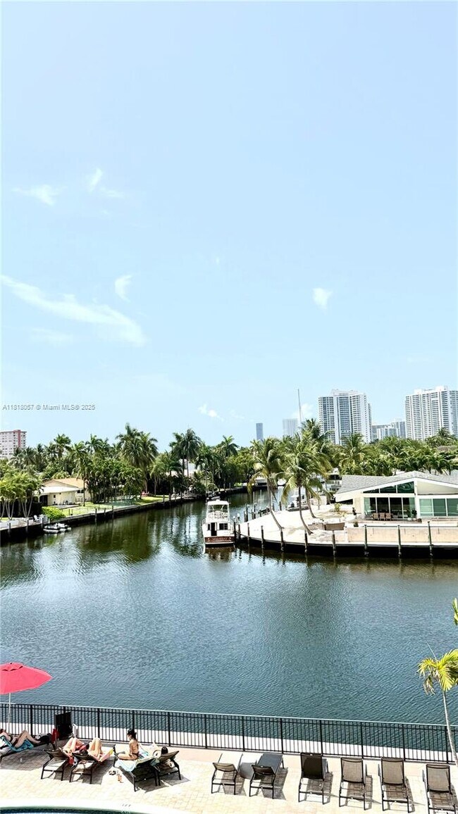 Foto del edificio - 301 Golden Isles Dr