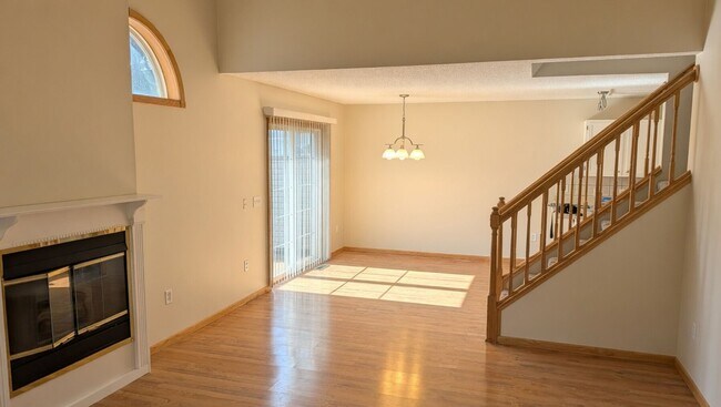 Building Photo - Stunning 2 Bedroom Home in The Heart of Eagan