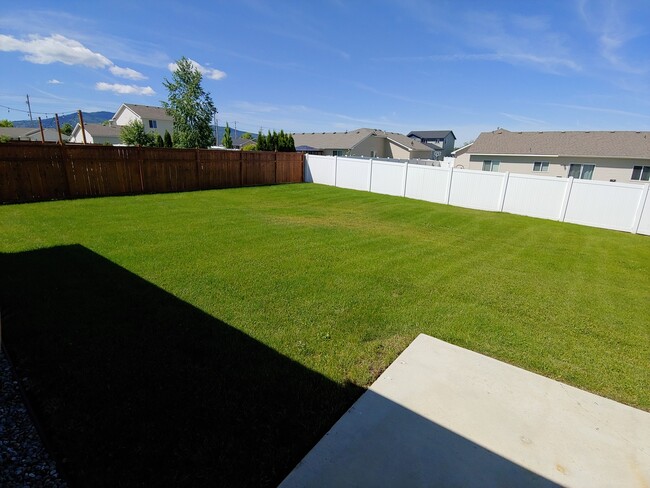 Building Photo - Modern Home with Large Yard