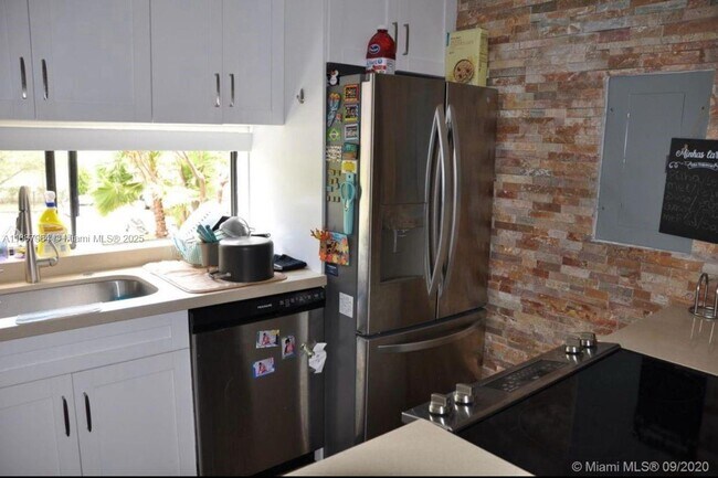 Foto del edificio - 17021 N Bay Rd