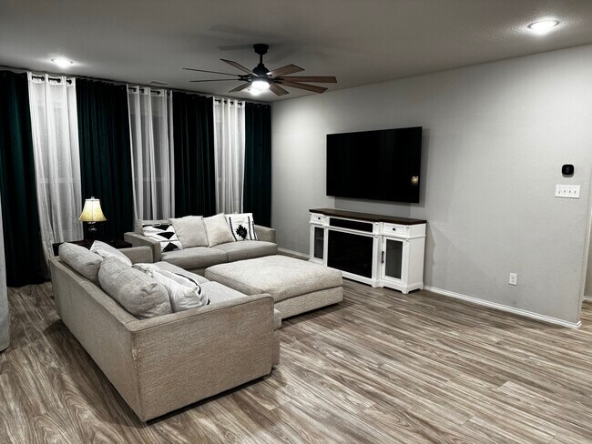 Foto del edificio - 4139 Down Rush Dr