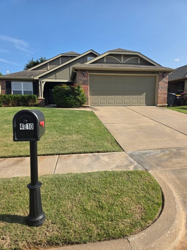 Primary Photo - Beautiful home offers open floor plan with...