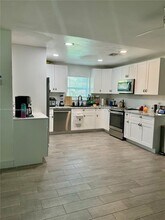 Building Photo - 550 SW 11th Dr