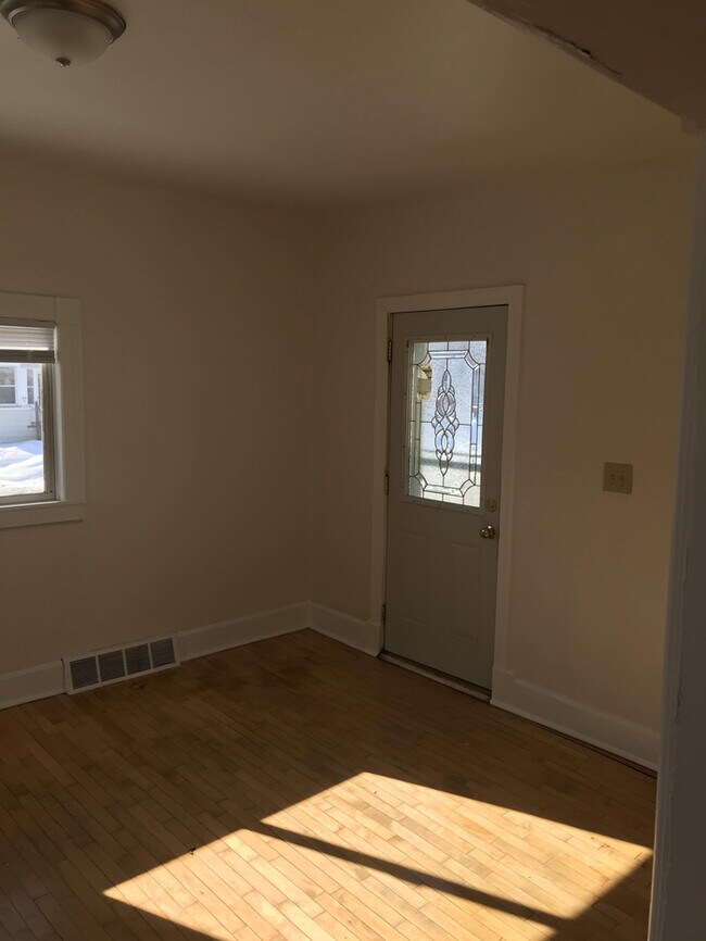 Building Photo - Lower nice one bedroom apartment