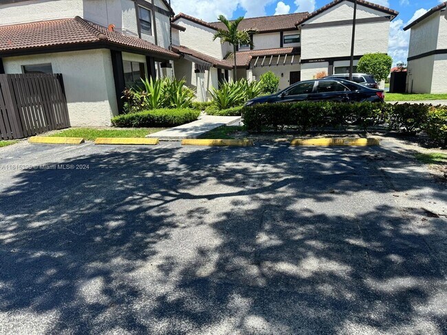 Foto del edificio - $3,000 15240 SW 45th Ter # 54-H