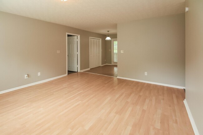 Building Photo - 693 Oak Dr