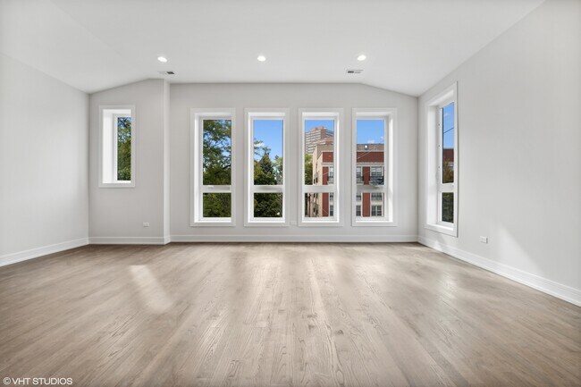Foto del edificio - 2332 W Jackson Blvd