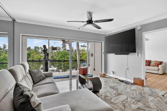 Foto del edificio - 1319 E Hillsboro Blvd