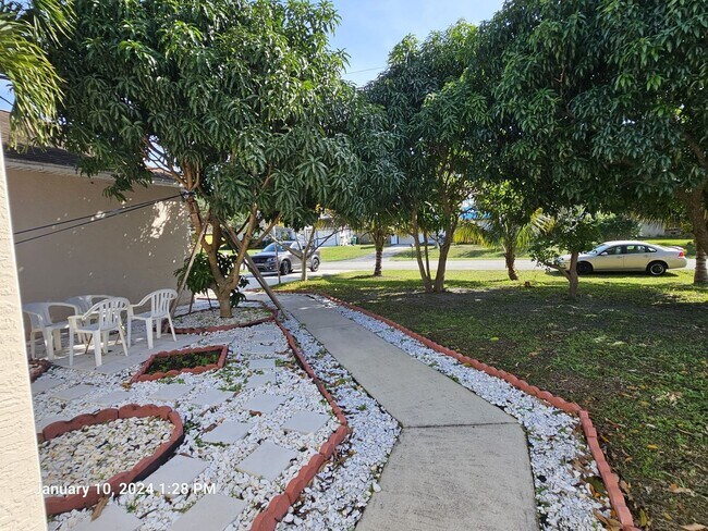 Building Photo - Beautiful 4 Bedroom, 2 Bathroom single-fam...
